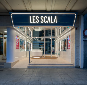 Hall d'entrée du cinéma les Scala vu depuis l'extérieur du cinéma